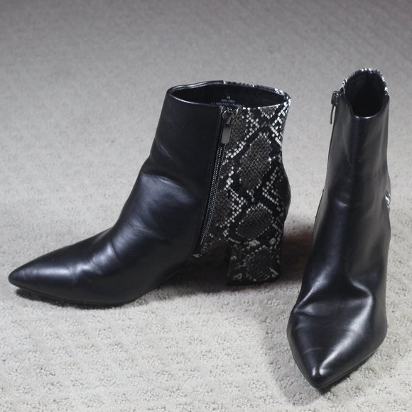 Nine West Size 8M Black and White Snakeskin Printed 2.5" Block Heels - Picture 1 of 7